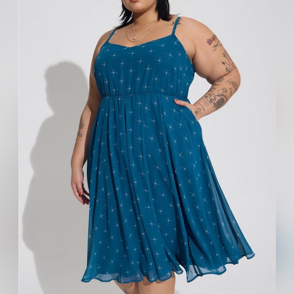 Torrid, teal blue, chiffon, star print dress. Midi Length. NWT. Size 4x,26.